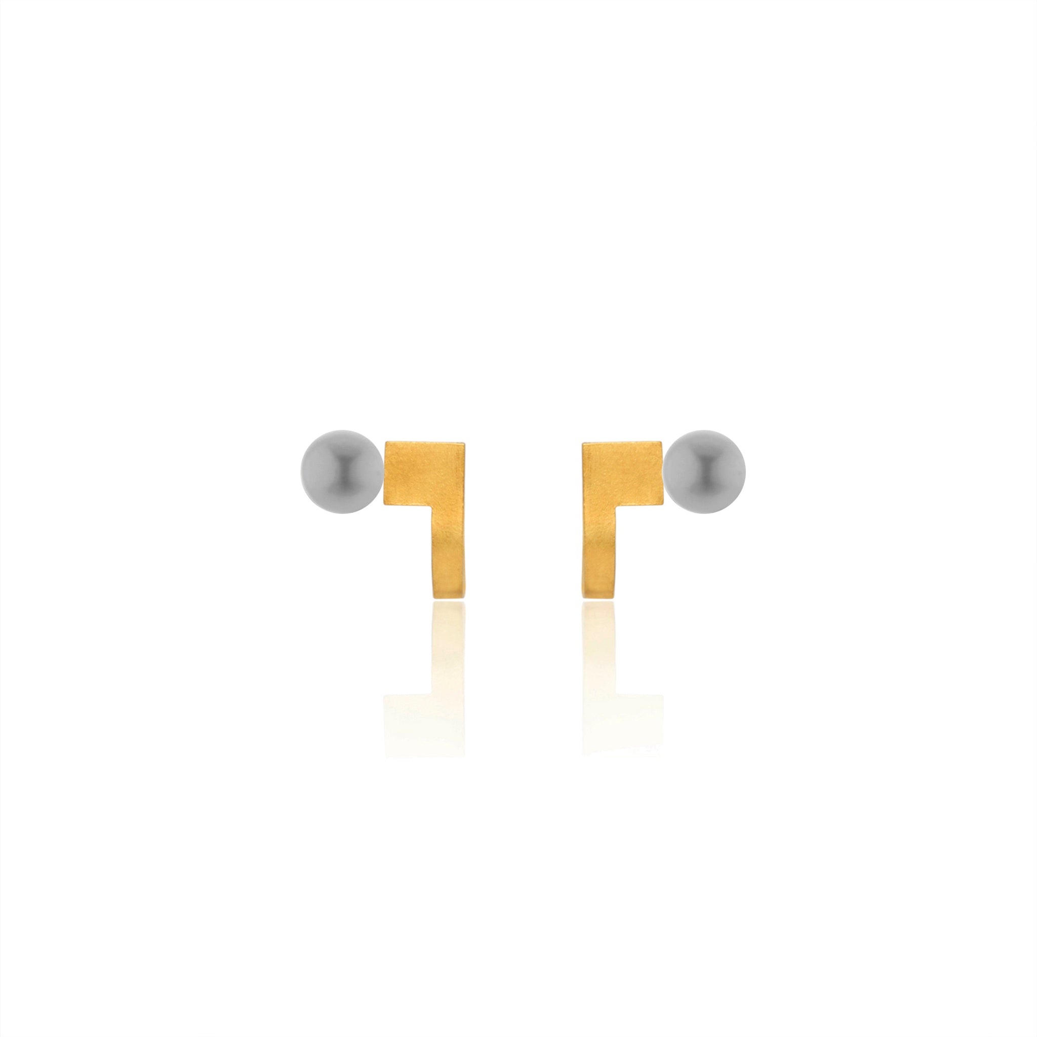 Unfinishing Line Gold Curve Pearl Earrings