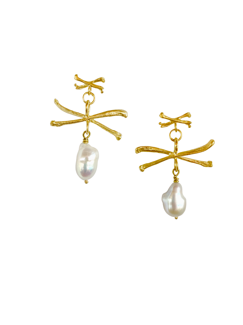 Filibuster Gold Pearl Earring