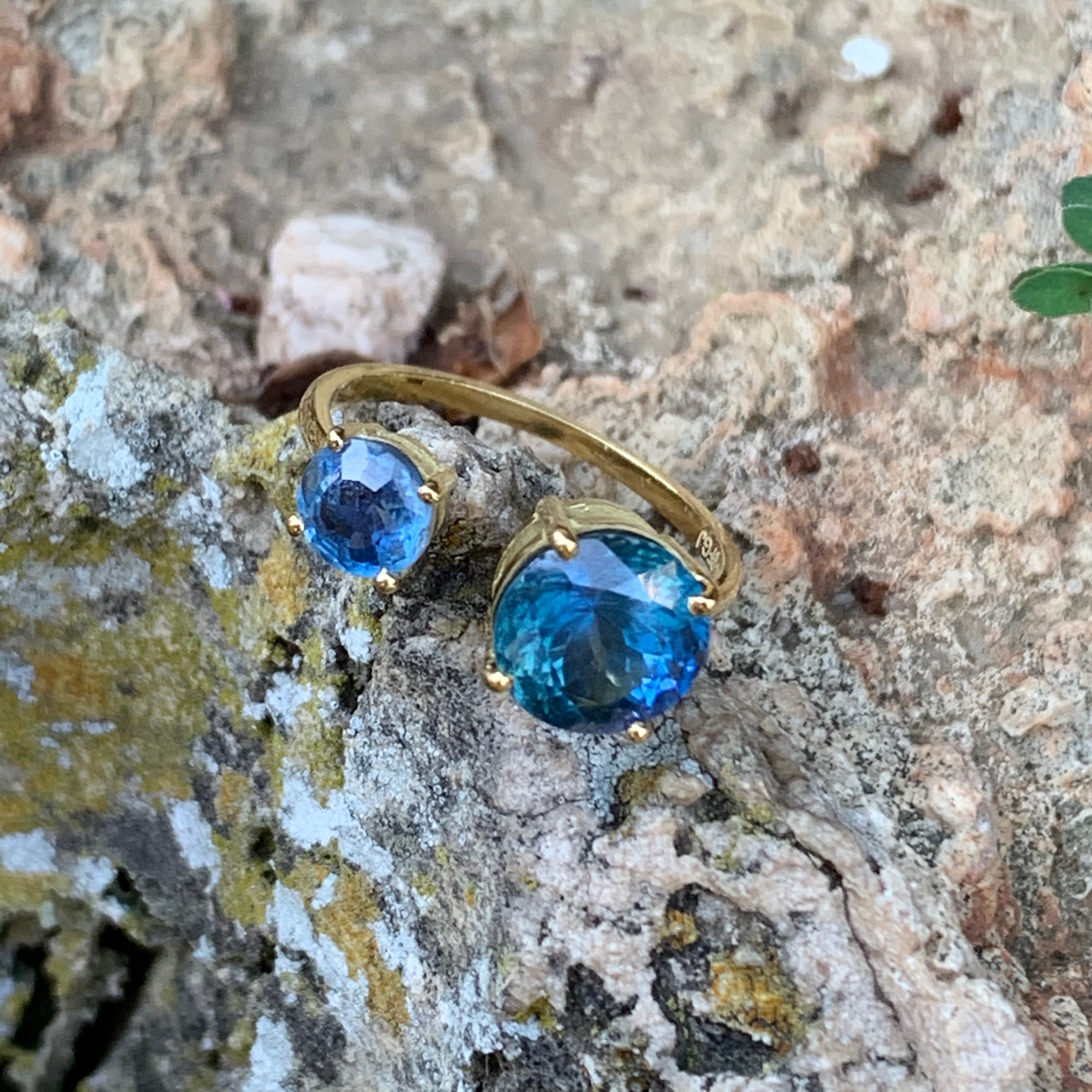 18ct Gold Artisia Sapphire Open Ring