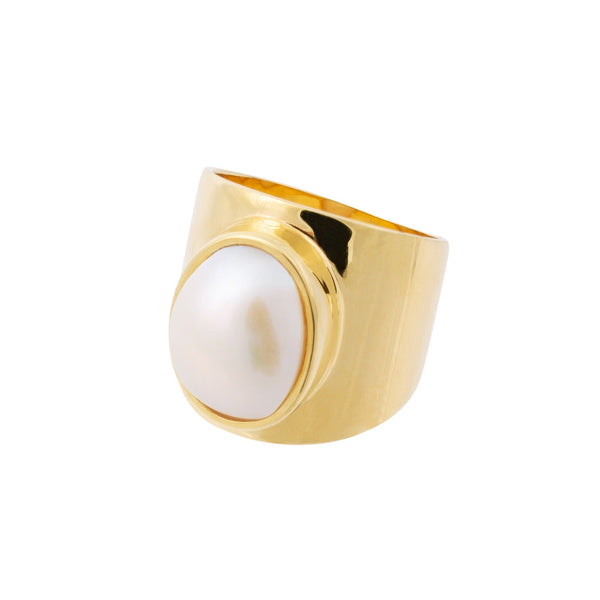 The Venus White Pearl Ring is a contemporary take on traditional jewellery, inspired by a trip through various regions in Asia. This design features a gorgeous natural white pearl. Sustainable materials are 14 Carat gold vermeil – recycled sterling silver dipped in with several layers of recycled 14 Carat gold. Natural white pearl hand-picked from our eco-friendly pearl farm in the Philippines. 